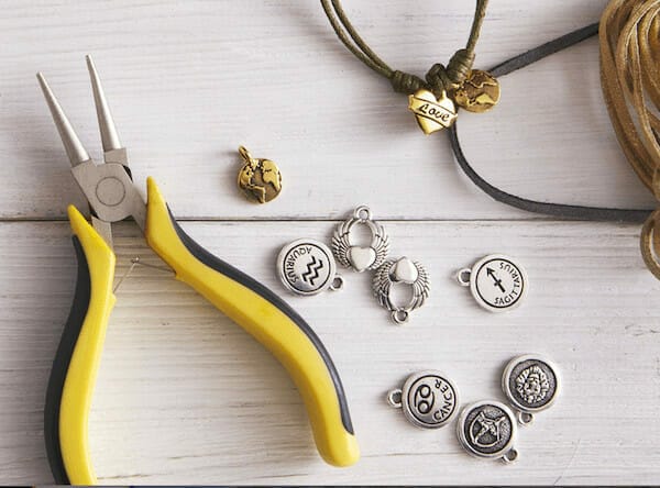 custom logo pendants with tools